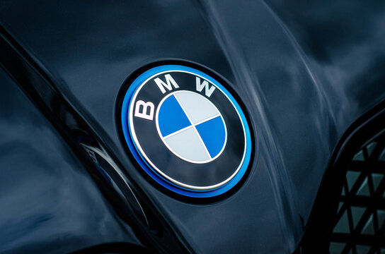 Novosibirsk, Russie - 07.15.21 : Badge BMW Sur Fond Blanc, Gros Plan.  Banque D'Images et Photos Libres De Droits. Image 171914893