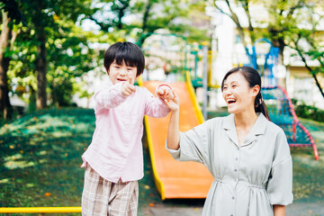 Obraz premium 公園でお母さんと遊ぶ男の子