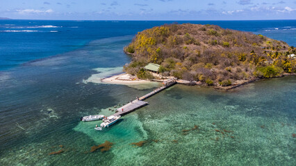 Ilet avec plage et ponton  avec vue en Martinique 