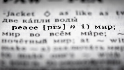 Mise au point sélective sur la ligne d'un dictionnaire Anglais-Russe donnant la traduction du mot...