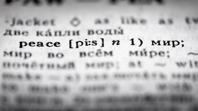 Mise au point s&eacute;lective sur la ligne d'un dictionnaire Anglais-Russe donnant la traduction du mot " Peace " en langue russe. Concept de paix concernant la Russie et/ou les pays anglophones