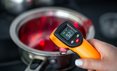 The process of making fruit jelly on an induction cooker.