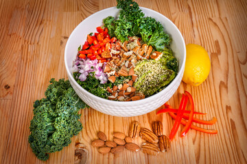 Bowl of kale salad with avocado and almonds cetogene version