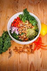 Bowl of kale salad with avocado and almonds cetogene version