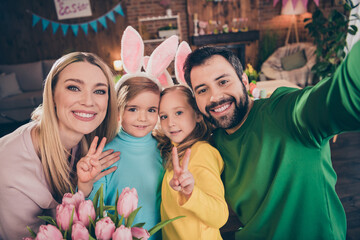 Photo of cheerful family celebrate easter husband take selfie of his wife and children showing v-sign spend time indoors