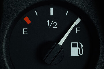 Naklejka premium The fuel level indicator on the dashboard is at the full tank mark, close-up