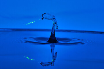 Wasser Wassertropfen Wassertropfenkollision wie Atompilz, colliding water droplets looking like...
