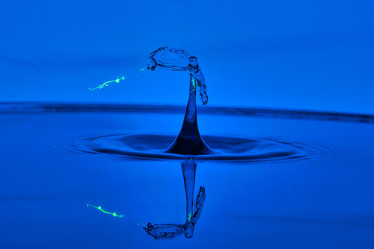 Wasser Wassertropfen Wassertropfenkollision wie Atompilz, colliding water droplets looking like mushroom cloud electric storm atomic cloud