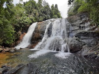 Obraz premium The waterfall in the middle of the forest / RATHNAPURA,SRILANKA