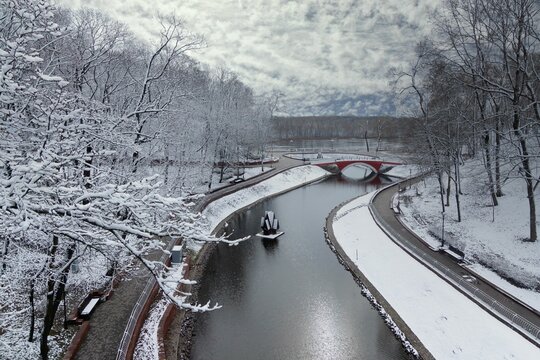 Gomel palace and park ensemble in winter. Belarus. Winter park. Winter path to the Gomel Palace. Trees in the snow. Gomel park in winter.