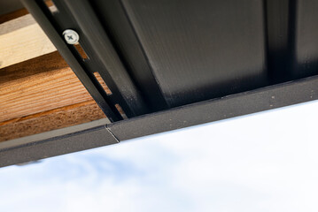 The soffit is fixed to the trusses and to the end of the trusses covered with sheet metal.