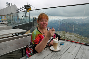 frau auf der nebelhorn-panoramaterrasseurlaub