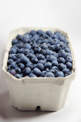 Pojemniczek wypełniony po brzegi borówkami © Katarzyna