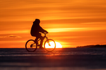 Fototapeta na wymiar Silhouette of a cyclist at sunset