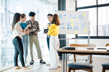 Naklejka premium Successful business people present analytics reports while working with colleagues in the modern office.
