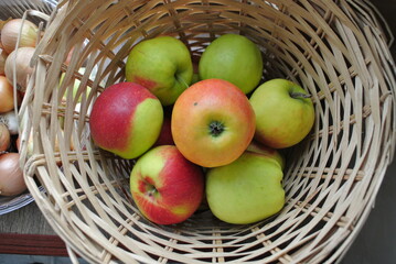 apples in a basket