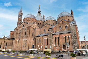 Fototapeta na wymiar The beautiful Basilica of S. Antonio in Padua