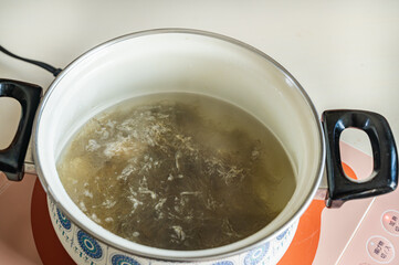 寒天作り　鍋で天草を煮る