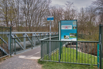 Brücke über Unteres Elsterwehr, Leipzig Sachsen, Schild mit Beschreibung 