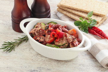 Tuna salad with bean and tomato