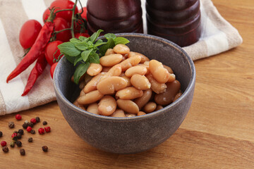 Whinte canned kidney beans in the bowl