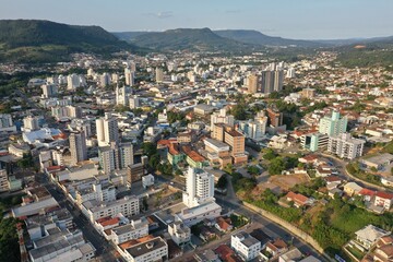 Fototapeta na wymiar Centro de Rio do Sul - Vista de cima da rua XV de Novembro