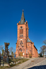 Auf einem Hügel über der Stadt steht die denkmalgeschützte neugotische Kirche Zinnowitz