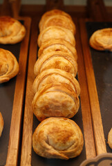 Empanadas argentinas de hojaldre recién horneadas en mercado