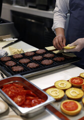 chef preparando hamburguesas al horno con queso