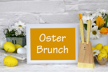 Der Text Osterbrunch auf einem Rahmen mit Osterdekoration.