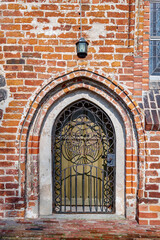 Gittertür mit eingelassenem Tauben-Ornament am südliches Seitenportal der denkmalgeschützten Kirche von Koserow auf Usedom