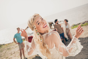 Photo of four carefree fellows charming inspired blonde lady dance alone wear casual outfit nature seaside beach
