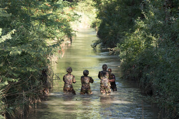 Militaires dans une rivière