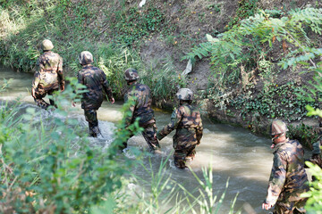 Traversée de rivière par des militaires