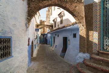 Rolgordijnen Morocco, Chefchaouen, Narrow alley and traditional houses © Image Source
