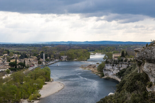 Vue sur la rivière Ardèche et le village de Saint-Martin-d'Ardèche depuis la rive côté Aiguèze (Occitanie, France)