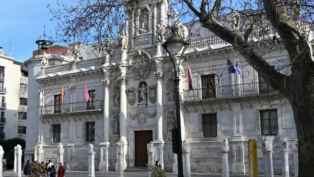 Time lapse frente a la hermosa fachada barroca del siglo XVIII de la universidad de Valladolid, Espa&ntilde;a