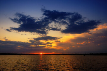 Obraz premium Beautiful sunset on the lake with clouds and reflections