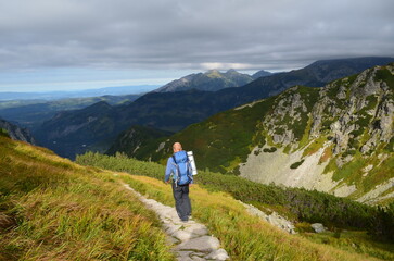 Fototapeta na wymiar Tatry, samotny turysta na szlaku w górach