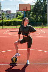 Obraz premium charm young woman with basketball on sports playground