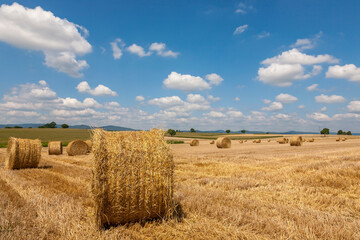 Landschaft mit Stoppelfeld und Strohballen, Südpfalz
