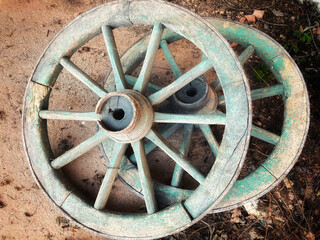 Fototapeta na wymiar old wagon wheel