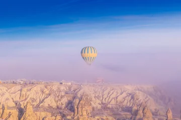 Papier Peint photo Violet pâle Ballons à air chaud survolant le Parc National de Cappadoce Göreme Turquie