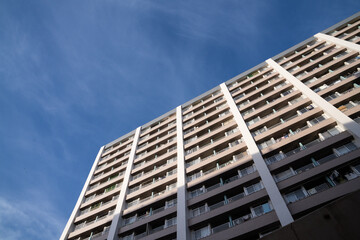 青空の下の日本の集合住宅/アパートメント/マンション/大型分譲住宅./ファミリー向け分譲マンション