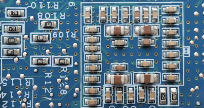 Condensateurs et résistances sur circuit imprimé en gros plan