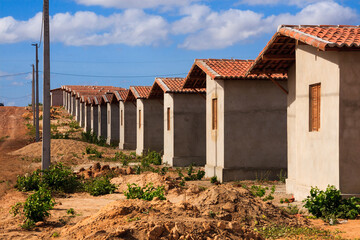 minha casa minha vida - conjunto habitacional em construção com casas inacabadas e rua sem pavimentação