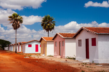 Fototapeta na wymiar minha casa minha vida - casas em conjunto residencial construído em terreno de barro vermelho