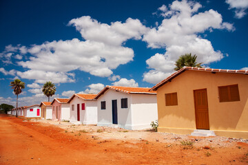 minha casa minha vida - conjunto residencial com casas em terreno de barro vermelho