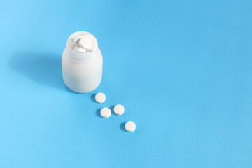 ボトルと白い錠剤 5