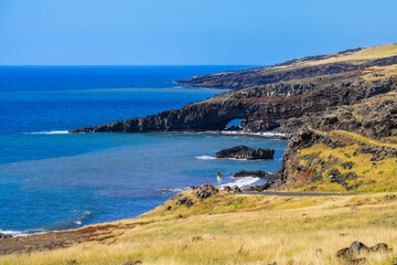 Obraz premium Manawainui Sea Cave on the Piilani Highway in the southeast of Maui island in Hawaii - Natural arch on the slopes of the Haleakala volcano above the Pacific Ocean